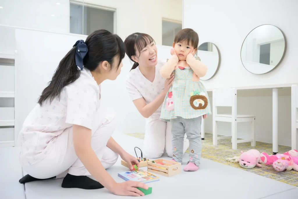 キッズスペースでスタッフが子どもに優しく接している様子